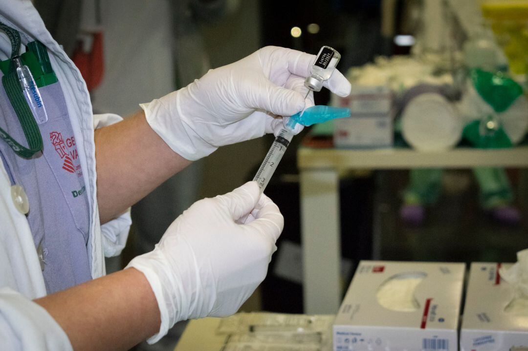 Imagen de archivo de la vacunación de profesionales sanitarios del Hospital de Dénia.