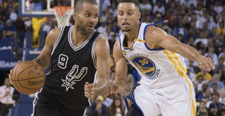 Tony Parker intenta zafarse de Stephen Curry