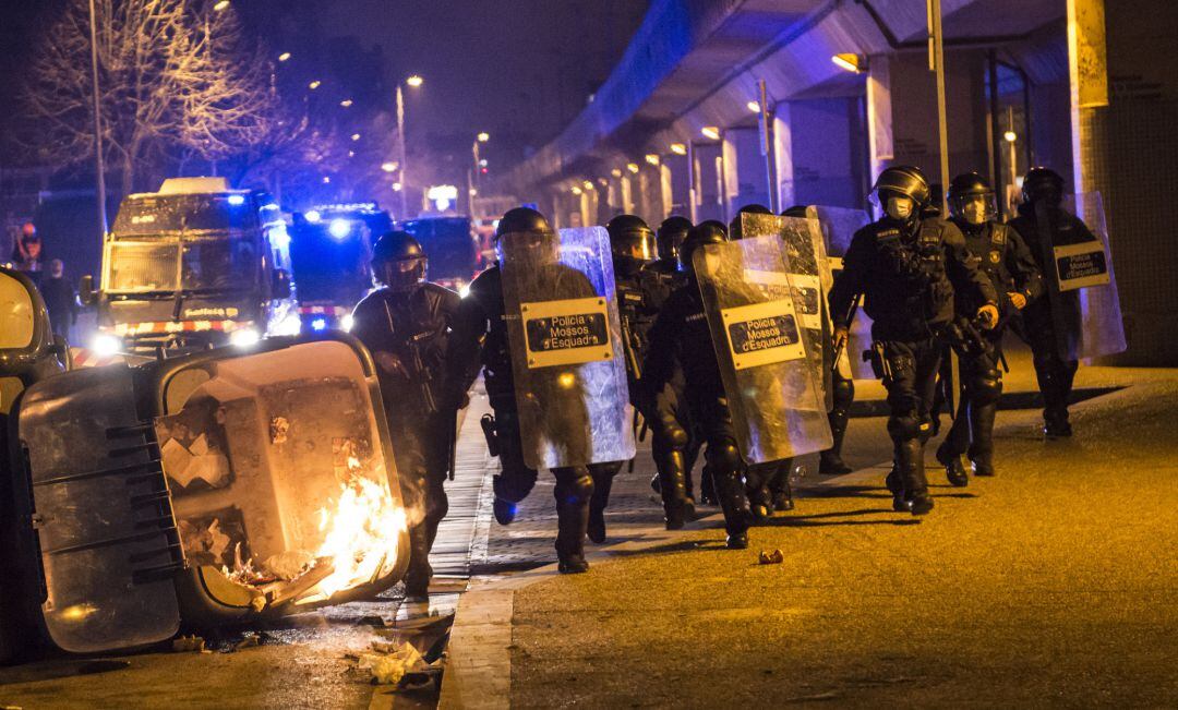 Antidisturbios de los Mossos d&#039;Esquadra cargan contra manifestantes tras una manifestación contra el encarcelamiento del rapero y poeta Pablo Hasel.