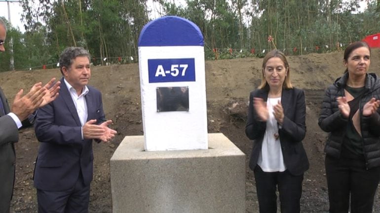 La ministra de Fomento Ana Pastor descubre  en Vilaboa la piedra inaugural de las obras de la futura A-57 en presencia, entre otros, del alcalde de Pontevedra, el naiconalista Miguel Anxo Fernández Lores, 