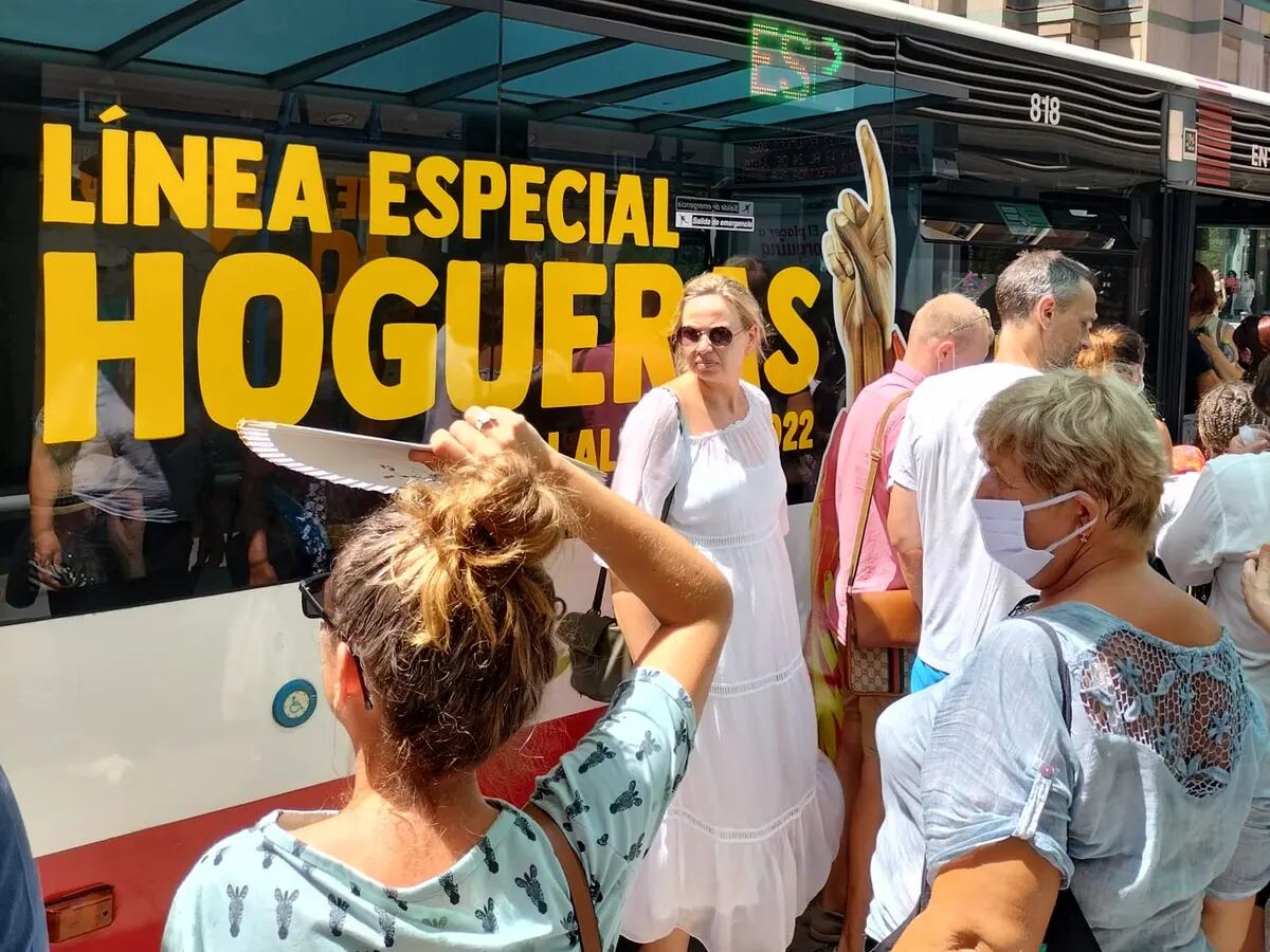 La línea especial de autobús que comenzará a funcionar el día 21 para visitar las hogueras especiales