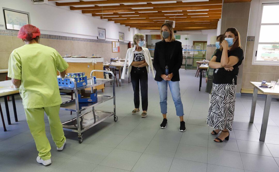 La conselleira de Política Social, Fabiola García (centro), durante su visita al Centro de Atención a Persoas con Discapacidade (CAPD) de Redondela.