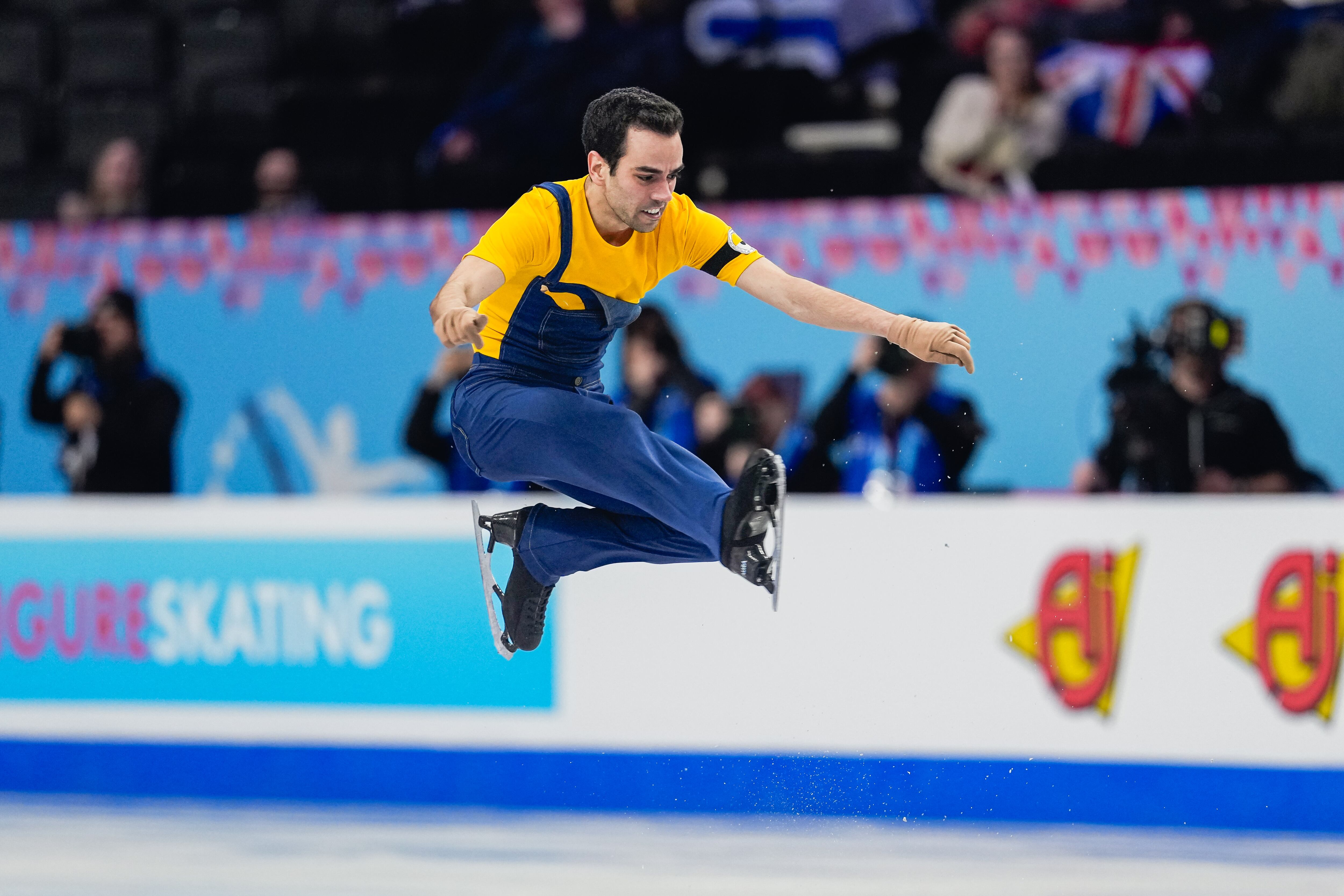 El patinador español Tomás Guarino realiza su programa corto sobre Los Minions