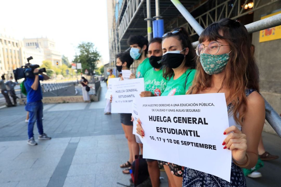 El Sindicato de Estudiantes anuncia, a las puertas del Ministerio de Educación en Madrid, este miércoles que convocará una huelga estudiantil en toda España los días 16, 17 y 18 de septiembre.