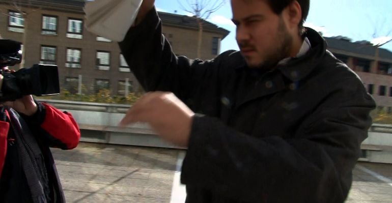 El raper lleidatà Pablo Hasél esquivant els mitjans de comunicació, aquest dilluns als jutjats de Lleida