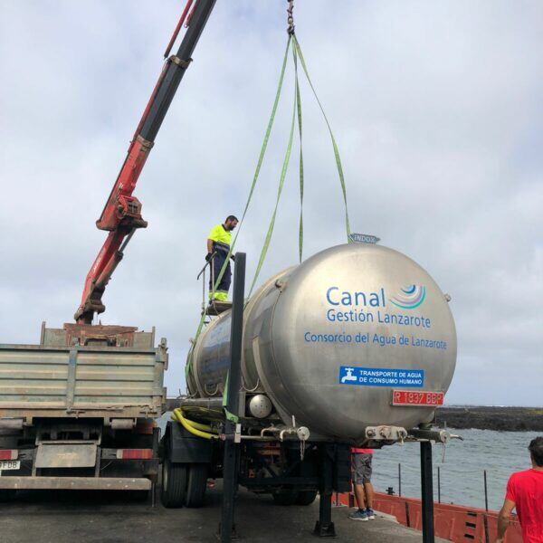 Camión cisterna de agua de Canal Gestión Lanzarote.