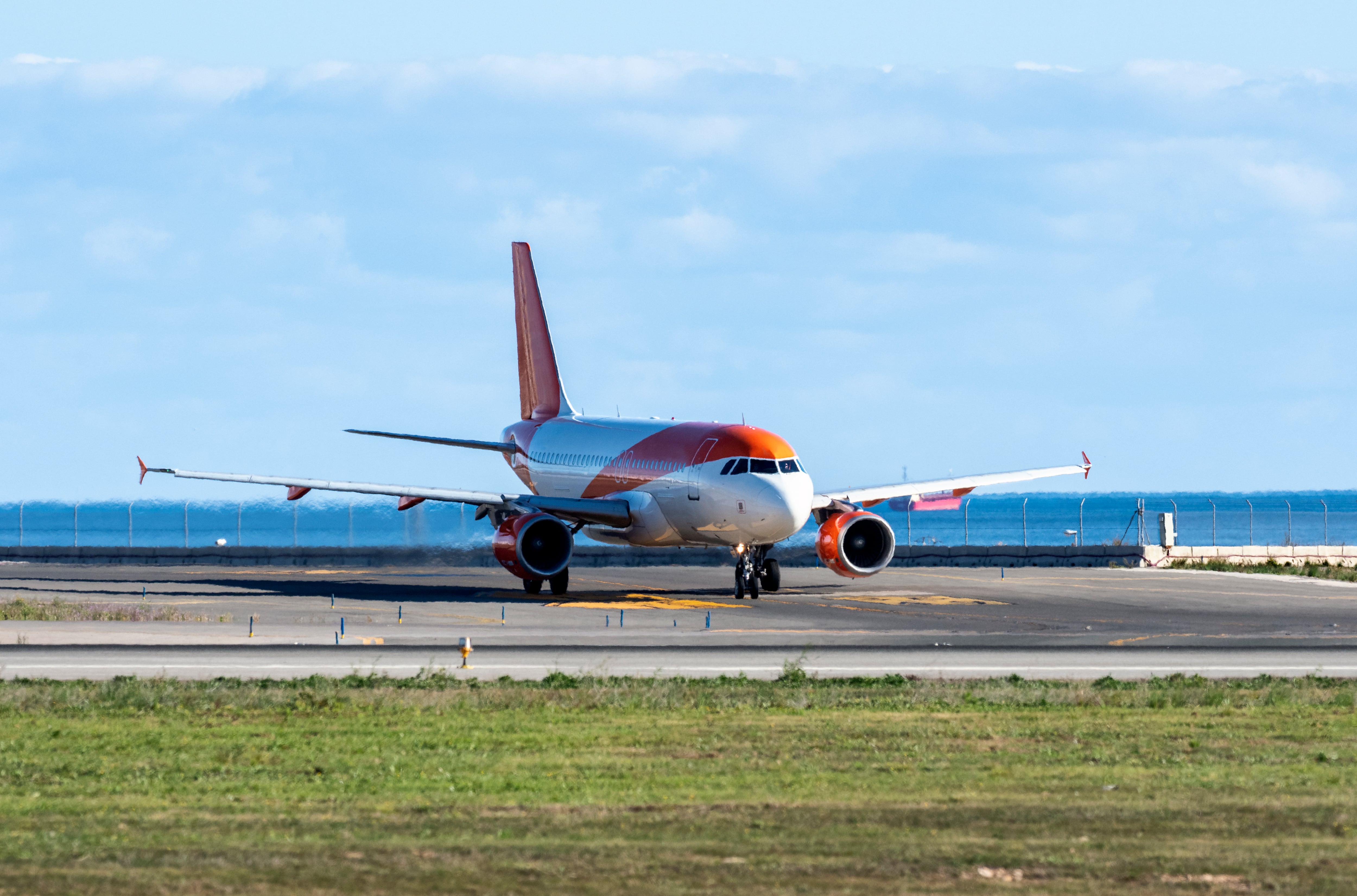 Un avión comercial en el aeropuerto Alicante - Elche Miguel Hernández