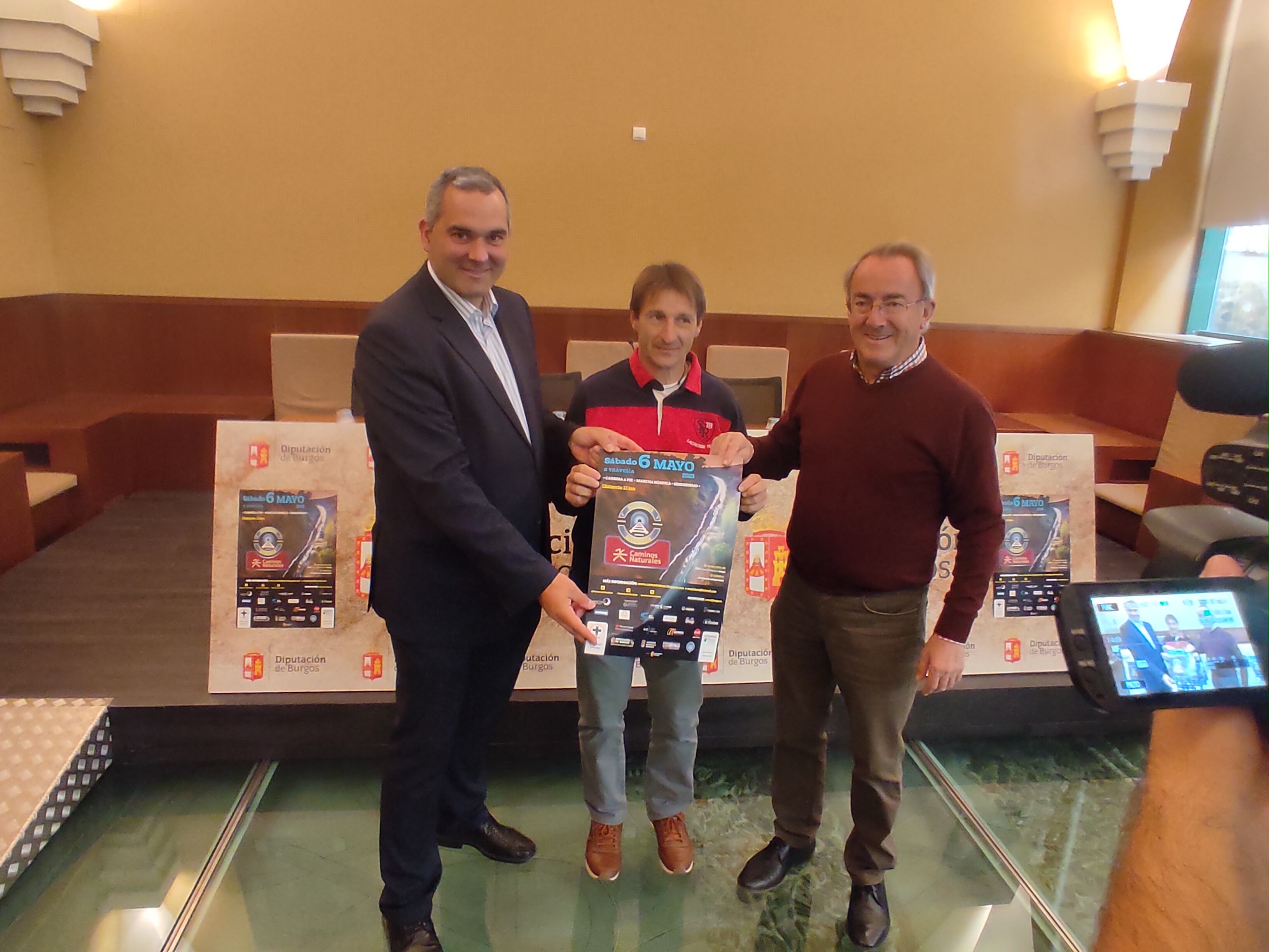 De izquierda a derecha, Leví Moreno (concejal de Deportes), Óscar Arribas (Club de Montaña Modubeos) y Ángel Carretón (presidente del Instituto para el Deporte y la Juventud), en la presentación de la X Nocturna de Modúbar que se ha celebrado este jueves. / Foto: Radio Castilla