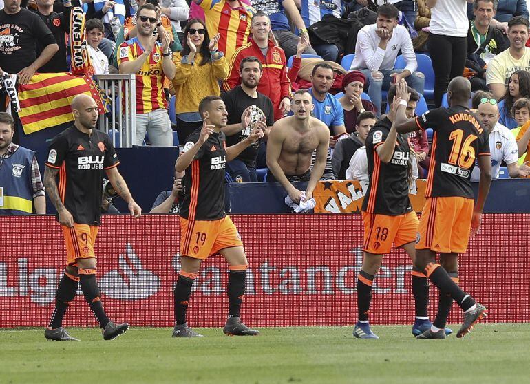 GRAF4018. LEGANÉS, El delantero del Valencia, Rodrigo (2i), celebra el gol que marcó ante el Leganés con sus compañeros, el delantero italiano Simone Zaza (i), el centrocampista Carlos Soler (2d) y el francés Geoffrey Kondogbia (d), durante el partido de 