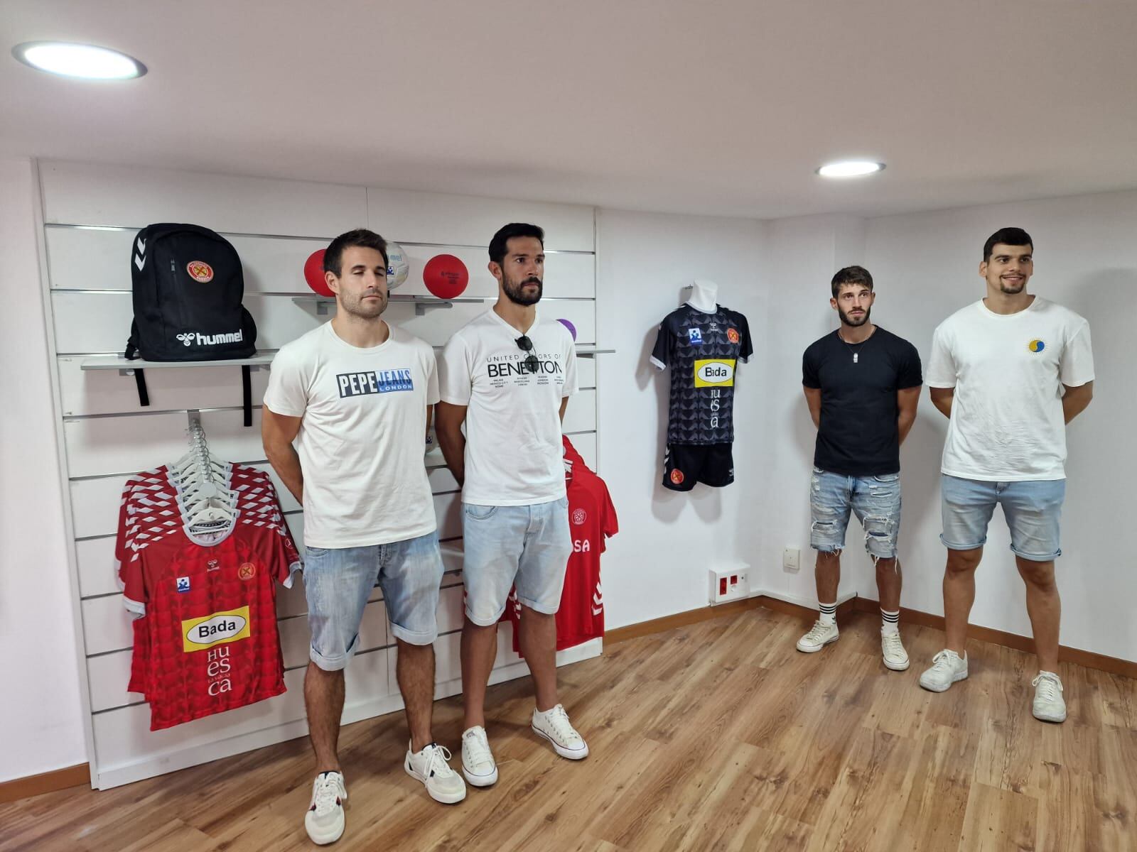 Varios jugadores del Bada Huesca han participado en el acto