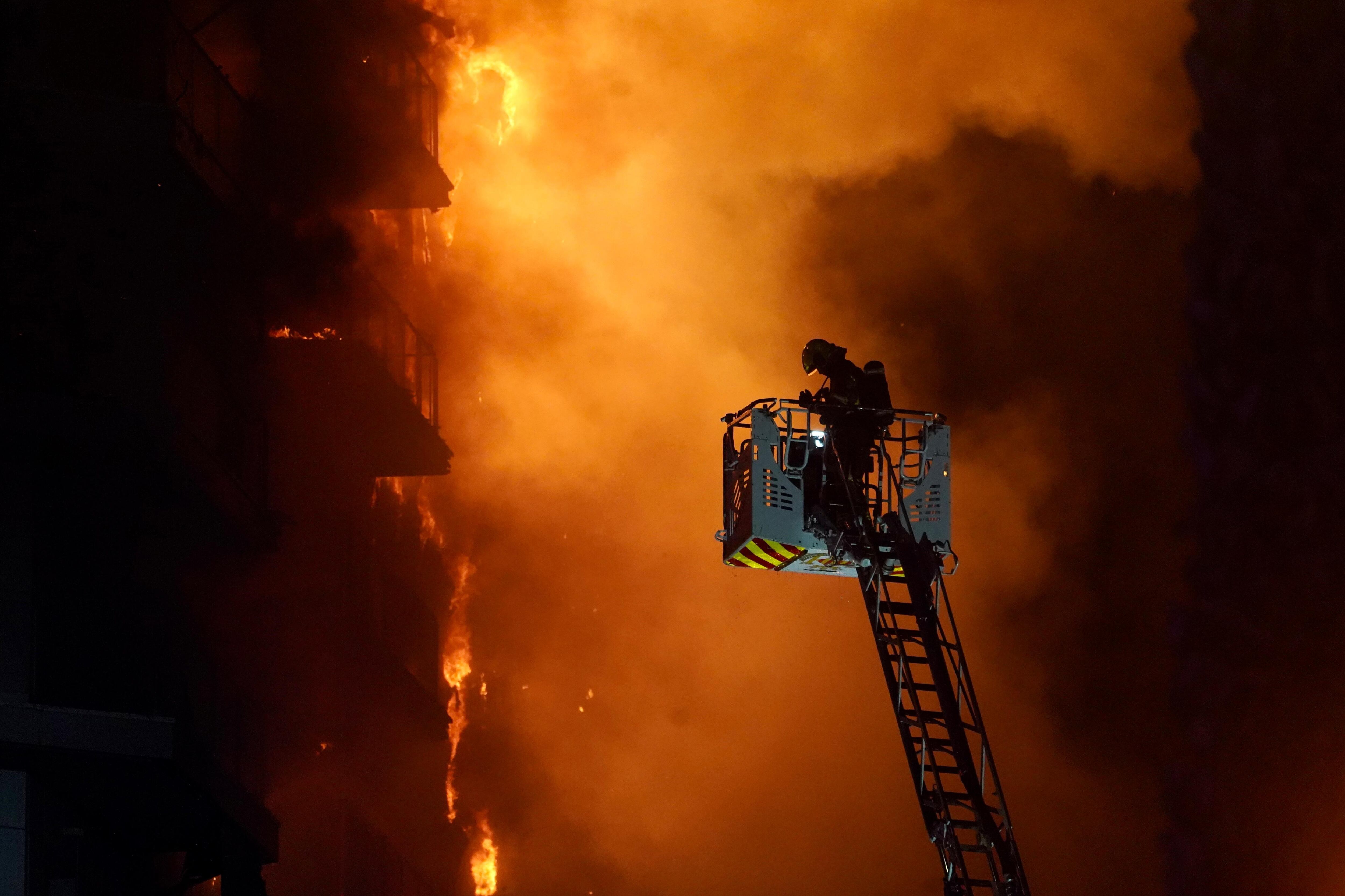 Imagen de los bomberos trabajando en el incendio del barrio valenciano de Campanar