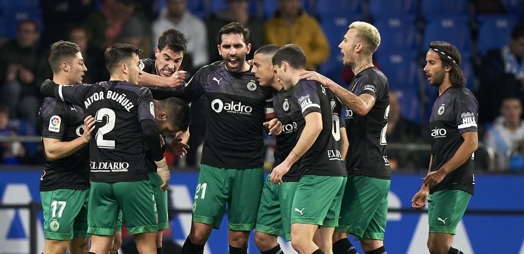 Los futbolistas del Racing de Santander celebran un gol