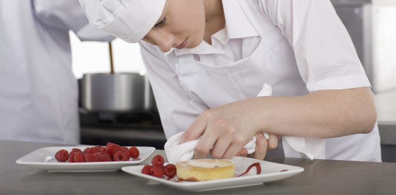 Una mujer trabajando en un restaurante