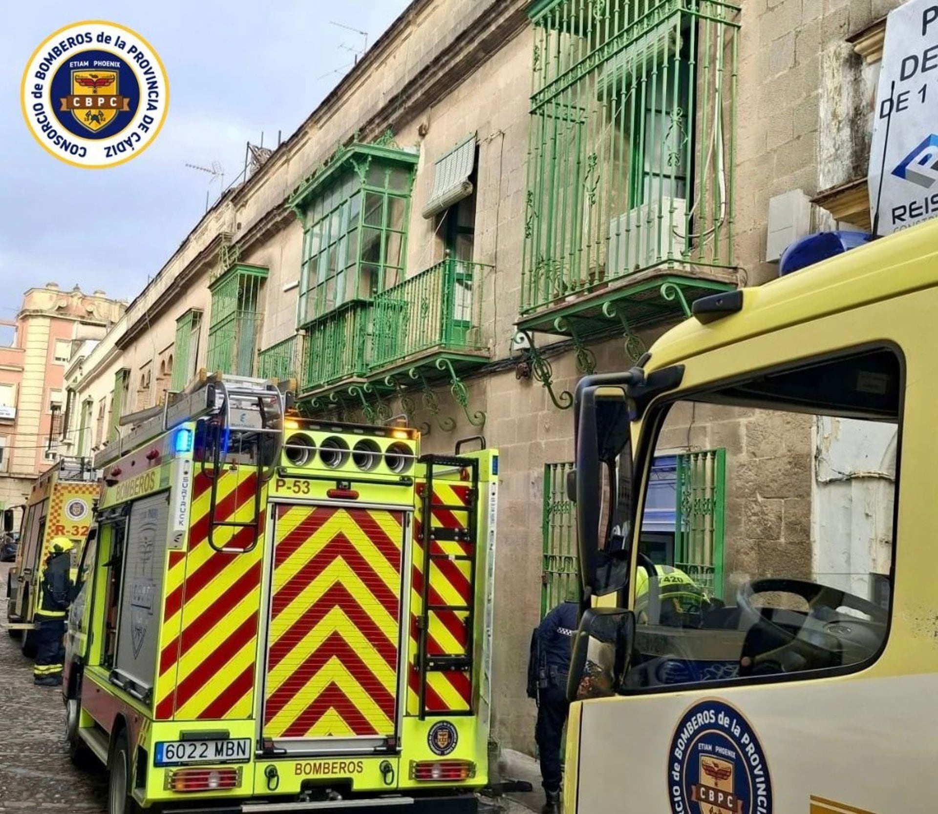 Vehículos del Consorcio de Bomberos de la provincia de Cádiz desplazados para atender un incendio en un domicilio de Jerez de la Frontera