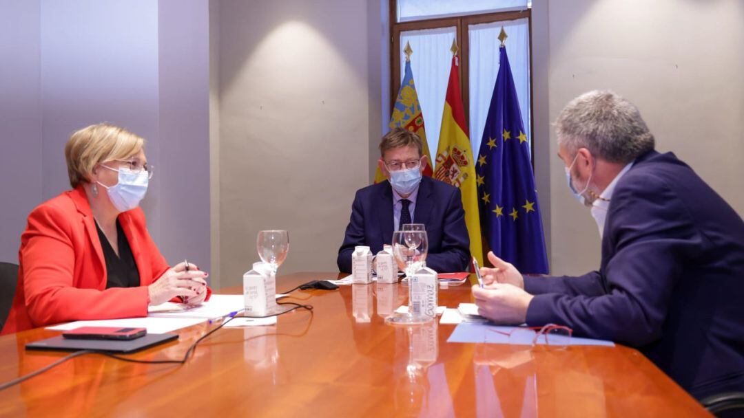 El president, Ximo Puig, en la reunión con la consellera de Sanitat, Ana Barceló y expertos del Programa Valencià d’Investigació Vacunal ProVaVa.