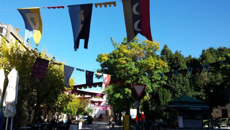 Las calles de Cáceres empiezan a lucir ya decoración medieval