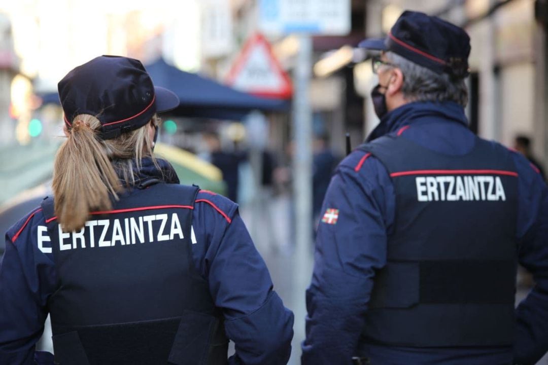 Agentes de la Ertzaintza. 
 
 