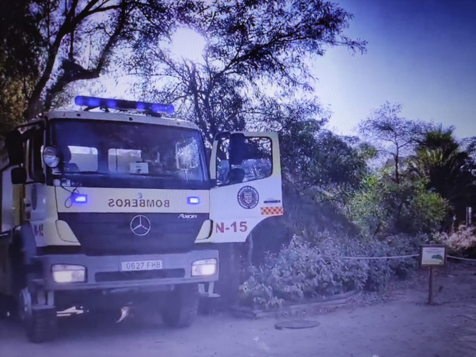 Los bomberos en el interior del Zoo de Jerez
