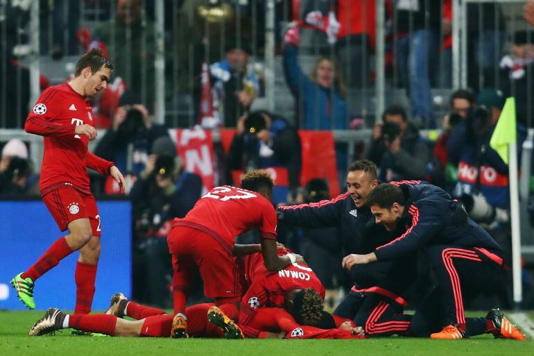 Los jugadores del Bayern celebran el tercer gol del equipo ante la Juventus