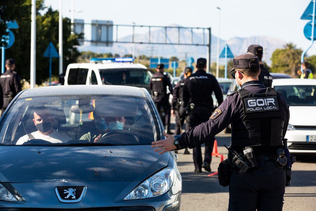 Un dispositivo policial para controlar los cierres perimetrales en 16 municipios valencianos, en València