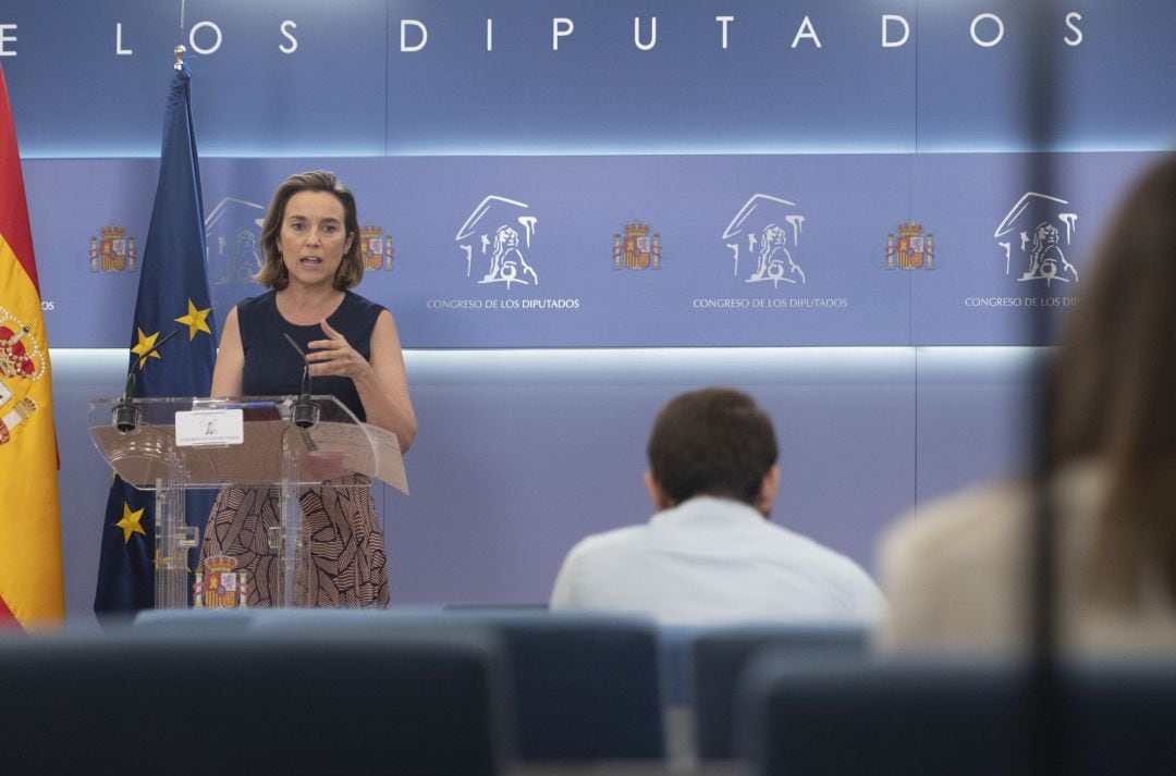 La portavoz del PP en el Congreso de los Diputados, Cuca Gamarra, interviene en una rueda de prensa