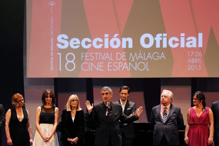 GRA534. MÁLAGA, 17/04/2015.- El director Joaquín Oristrell (c) presenta su película "Hablar" rodeado de su equipo, durante la gala inaugural del XVIII Festival de Cine Español de Málaga celebrada esta noche en el Teatro Cervantes. EFE/Jorge Zapata