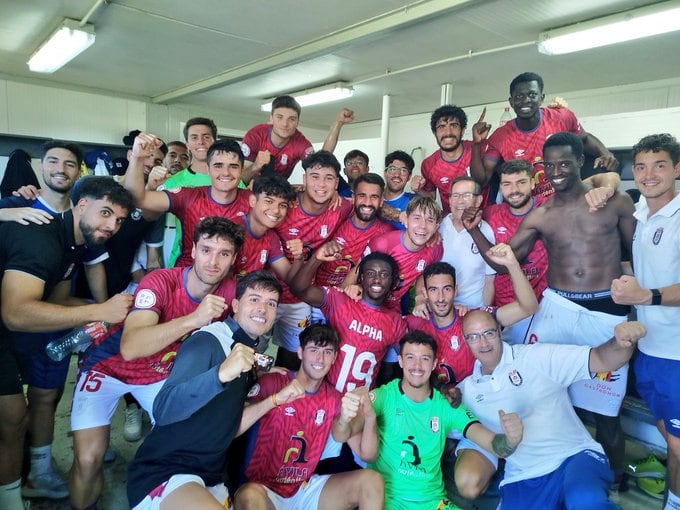 La plantilla del Real Ávila celebrando el triunfo en el campo del Rayo Cantabria