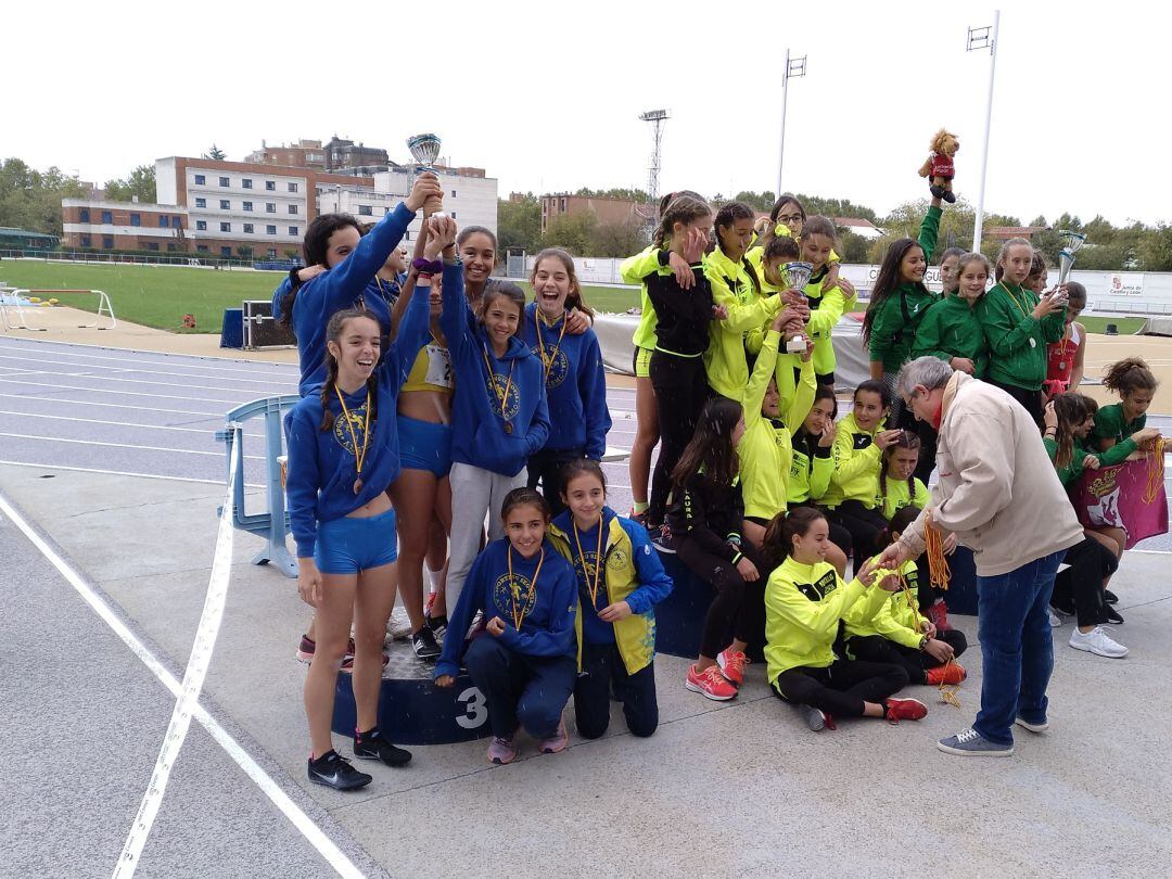 Equipo sub14 femenino del Sporting Segovia, medalla de bronce en el Autonómico