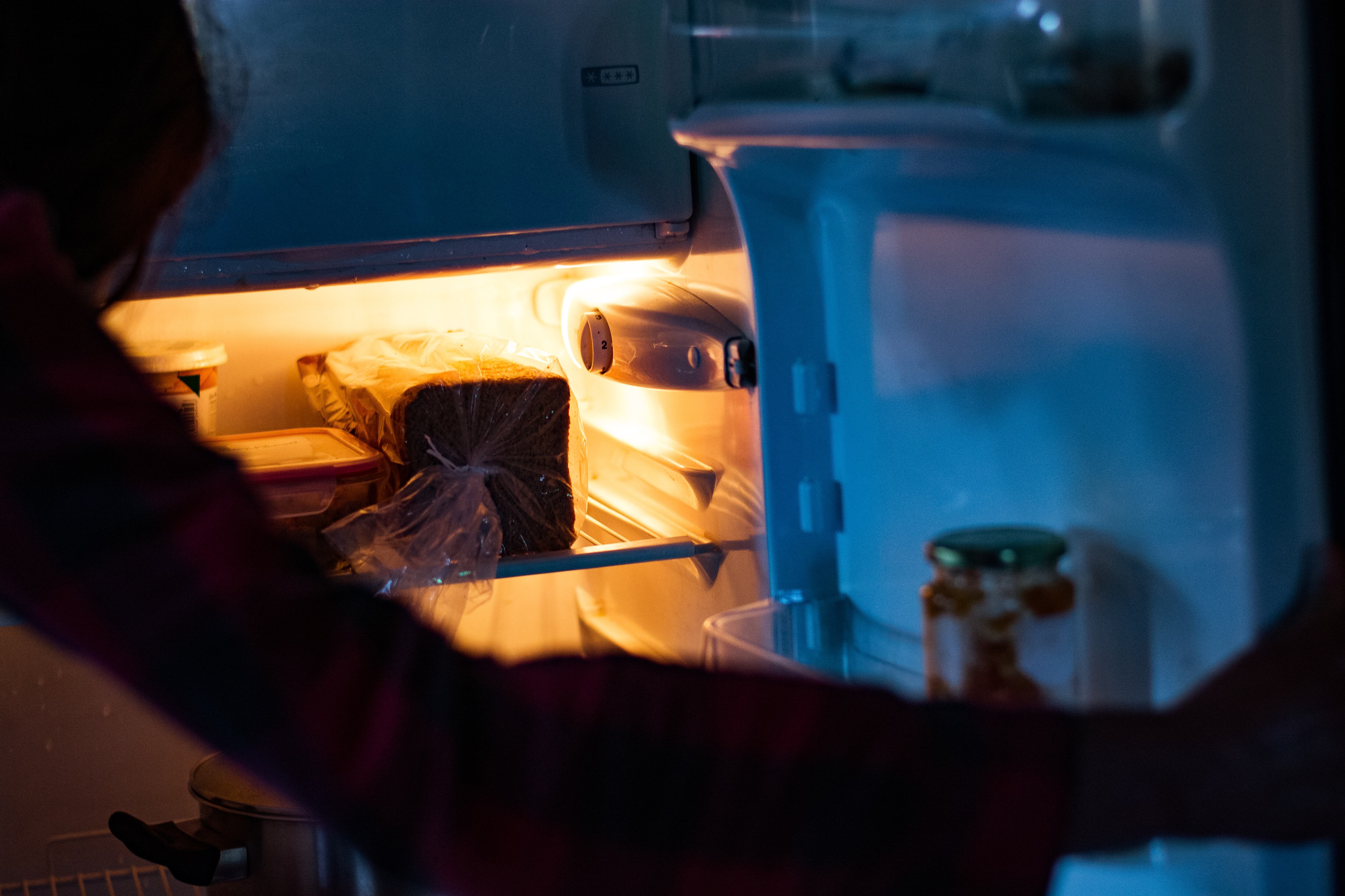 Una mujer abre una nevera