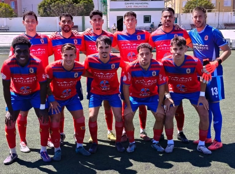 Equipo inicial de la UD Lanzarote en el campo del Estrella.