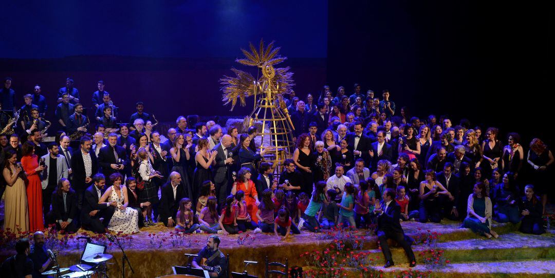 Foto de familia de los galardonados en los Premios Max