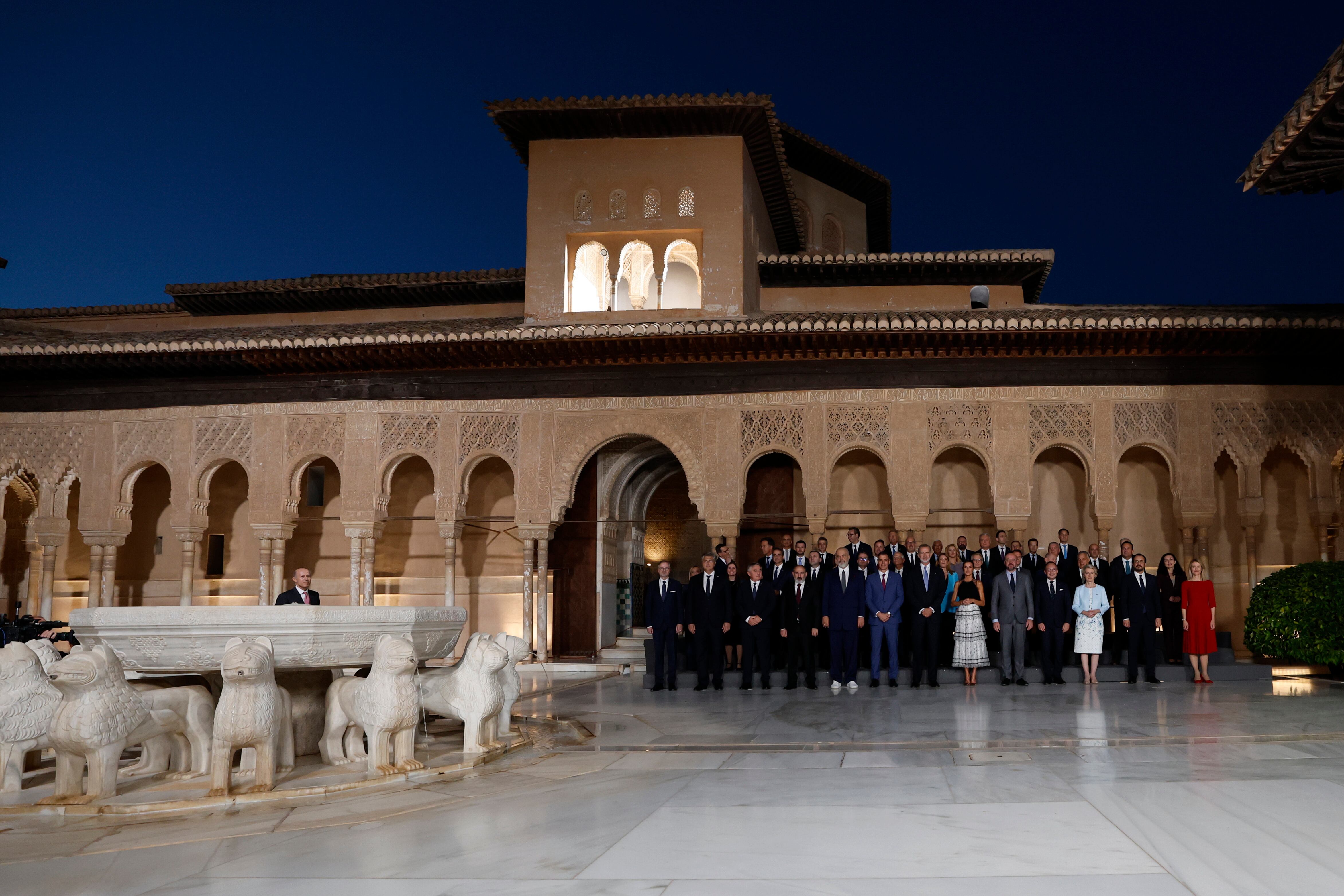Los Reyes de España, Felipe y Letizia, reciben a los mandatarios europeos en su visita al Patio de los Leones de la Alhambra dentro de la III Cumbre de la Comunidad Política Europea (CPE), este jueves en Granada