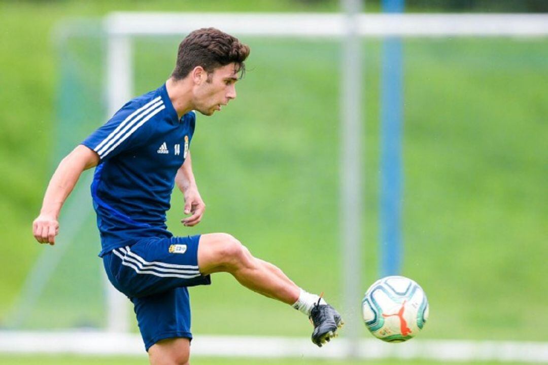 Jimmy golpea a un balón durante un entrenamiento en El Requexón