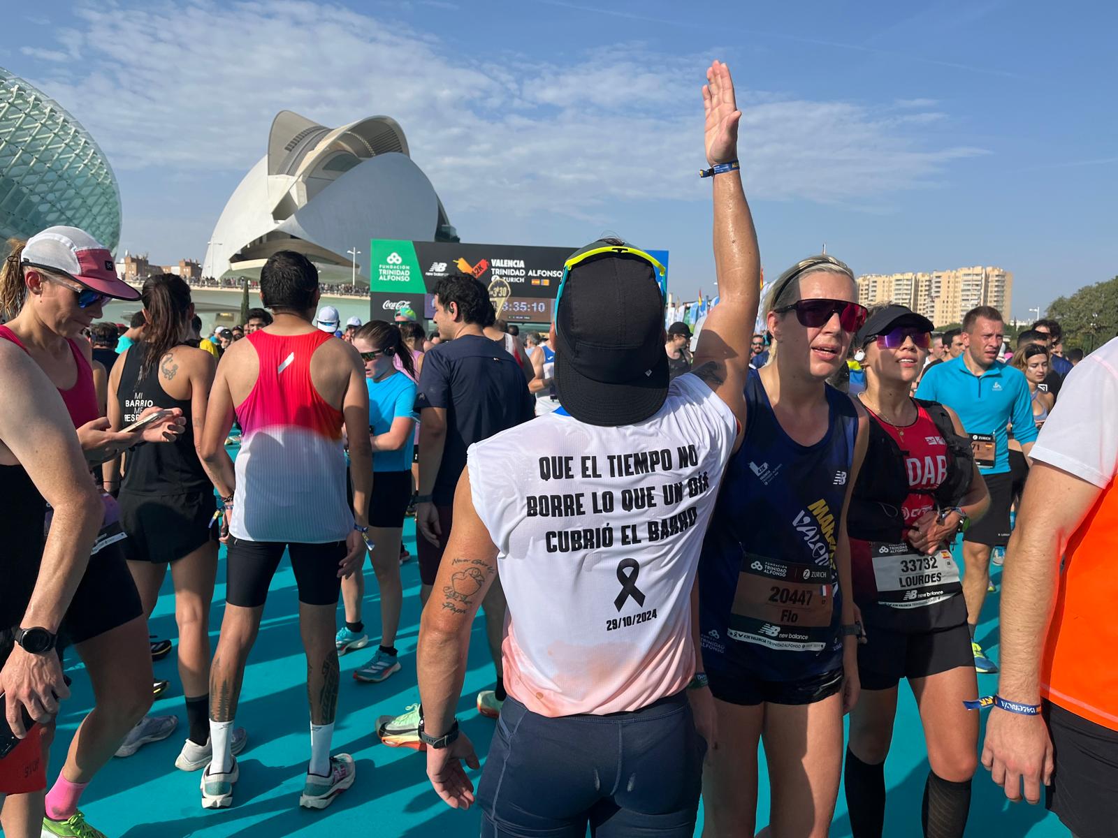 Mario, bombero de Gandia, ha corrido la Maratón València con una camiseta en la que se lee &quot;Que el tiempo no borre lo que cubrió el barro&quot;