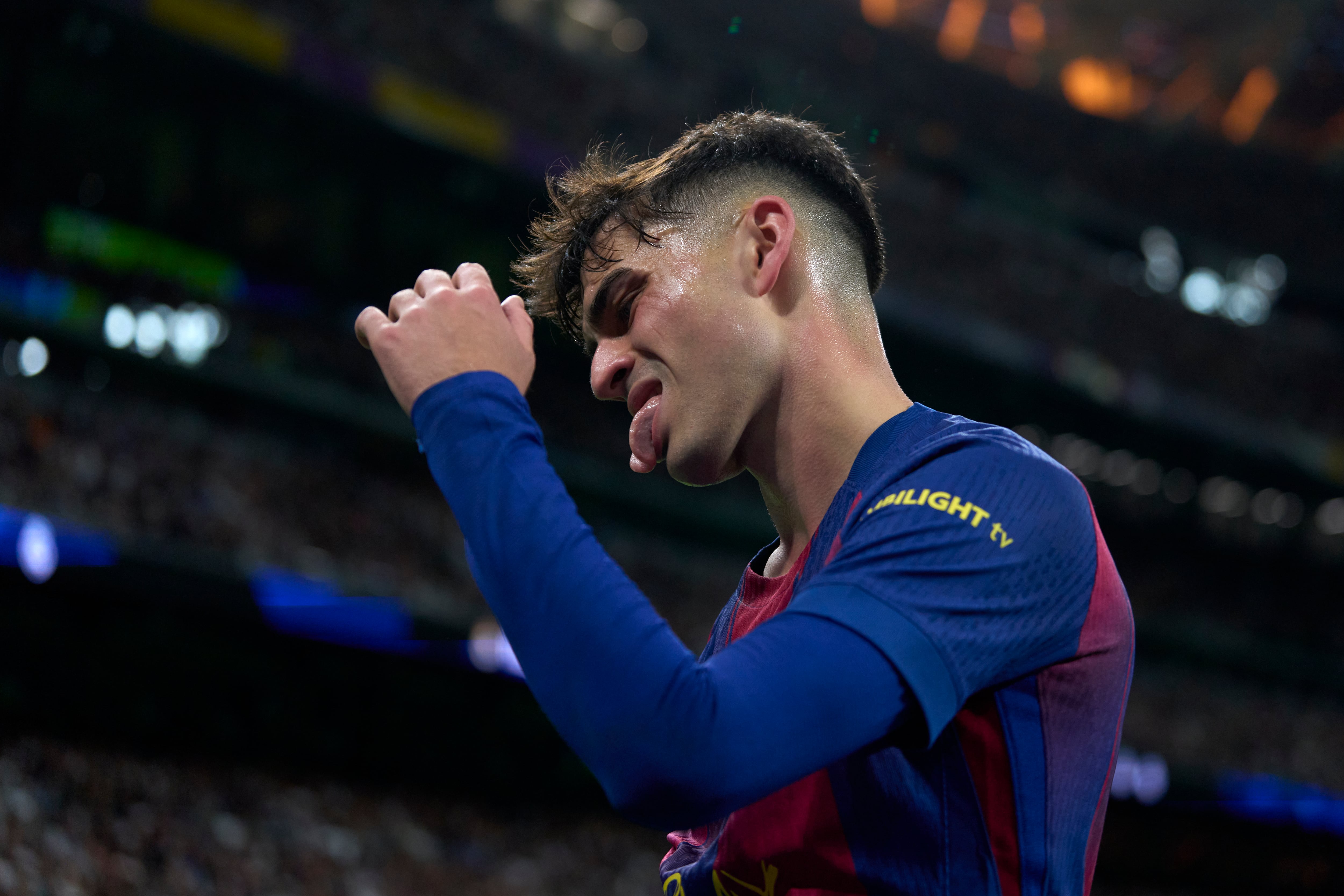 Pedri se lamenta durante el Real Madrid-Barça