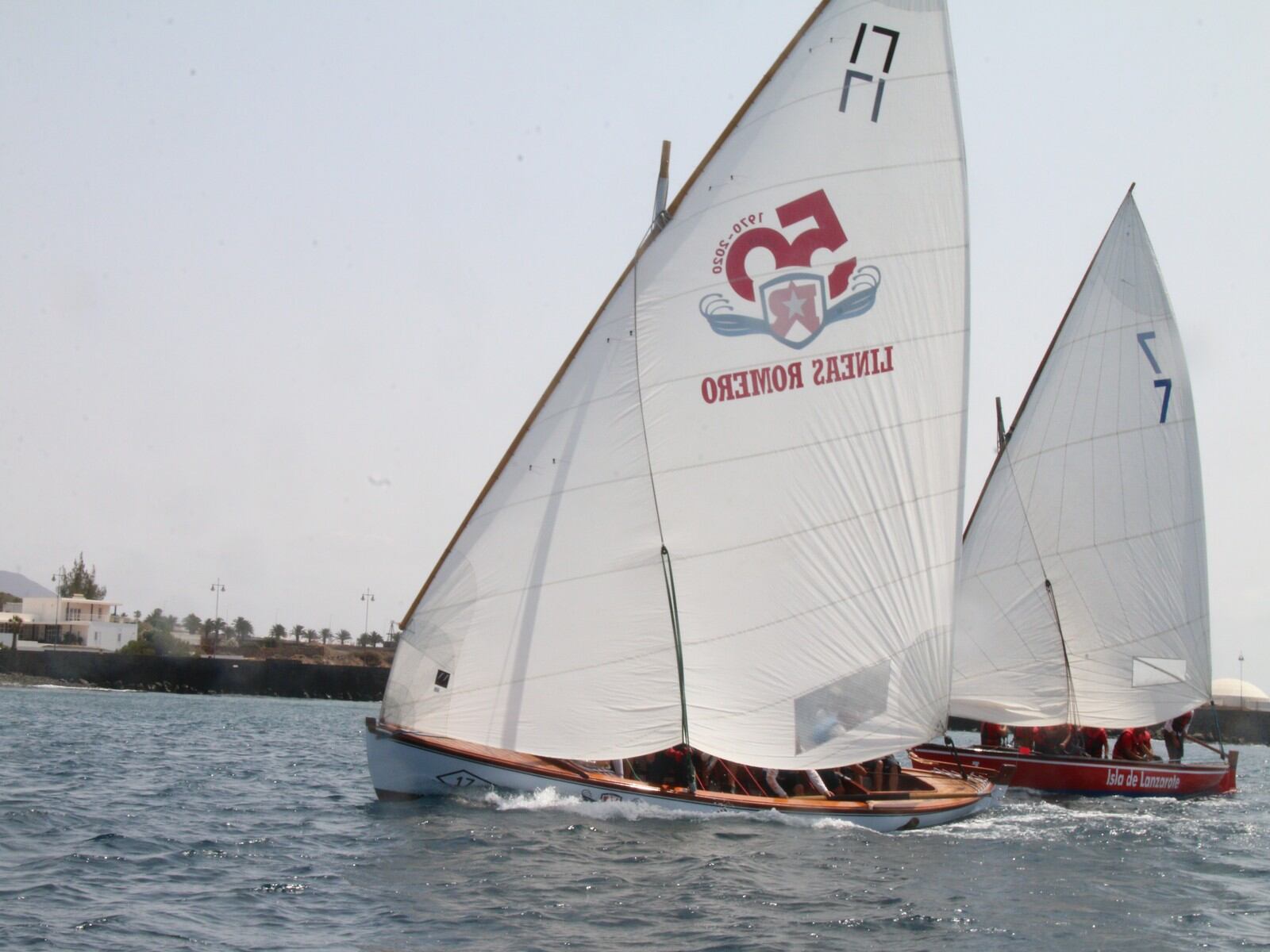 El Graciosero Líneas Romero batallando con el Isla de Lanzarote.