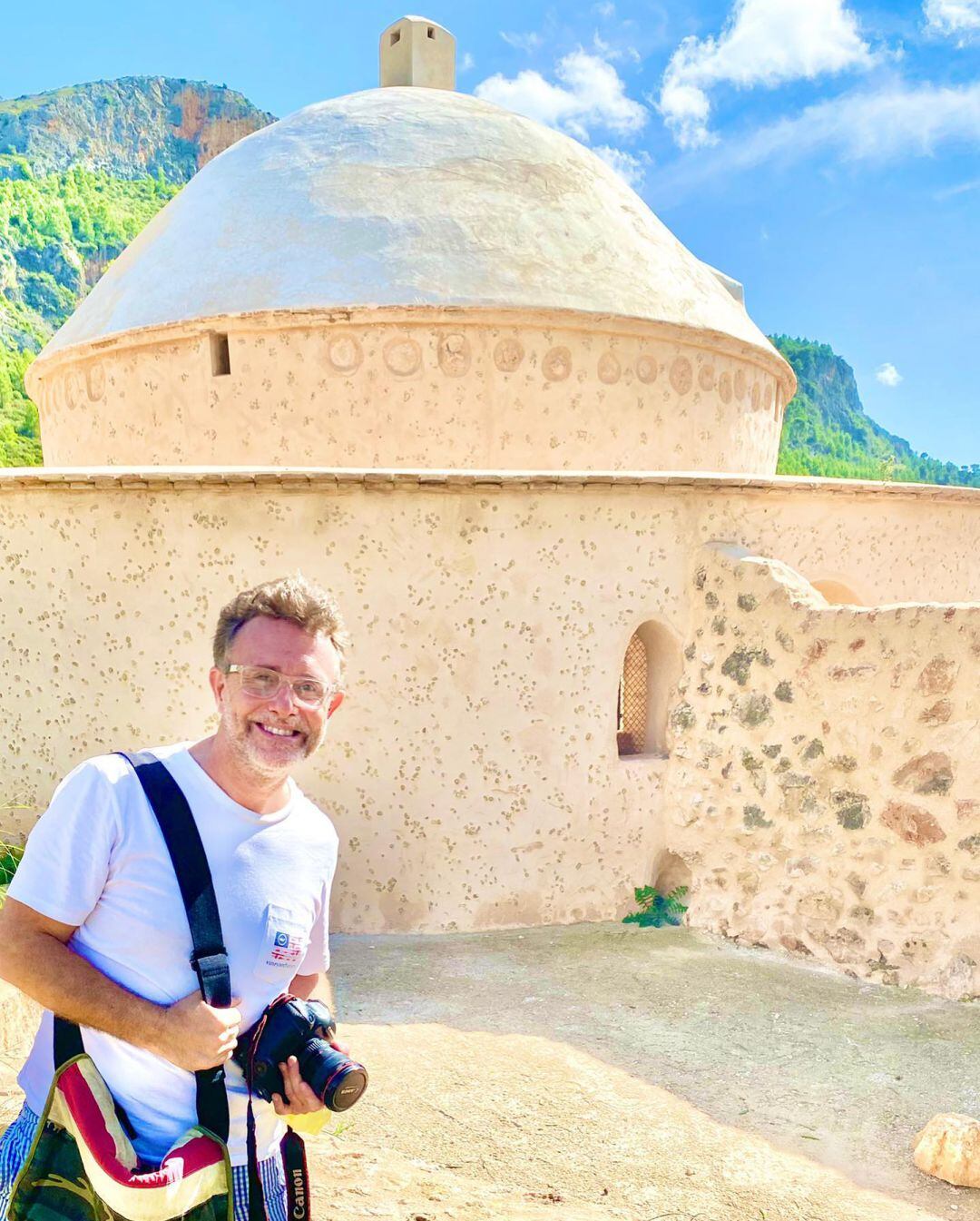 Víctor Cucart en el Morabit de Marxuquera, uno de los lugares presentes en la exposición Mira Gandia 