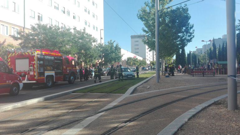 Los bomberos han tenido que intervenir el vehículo para sacar a la conductora, que no ha salido herida de gravedad. 