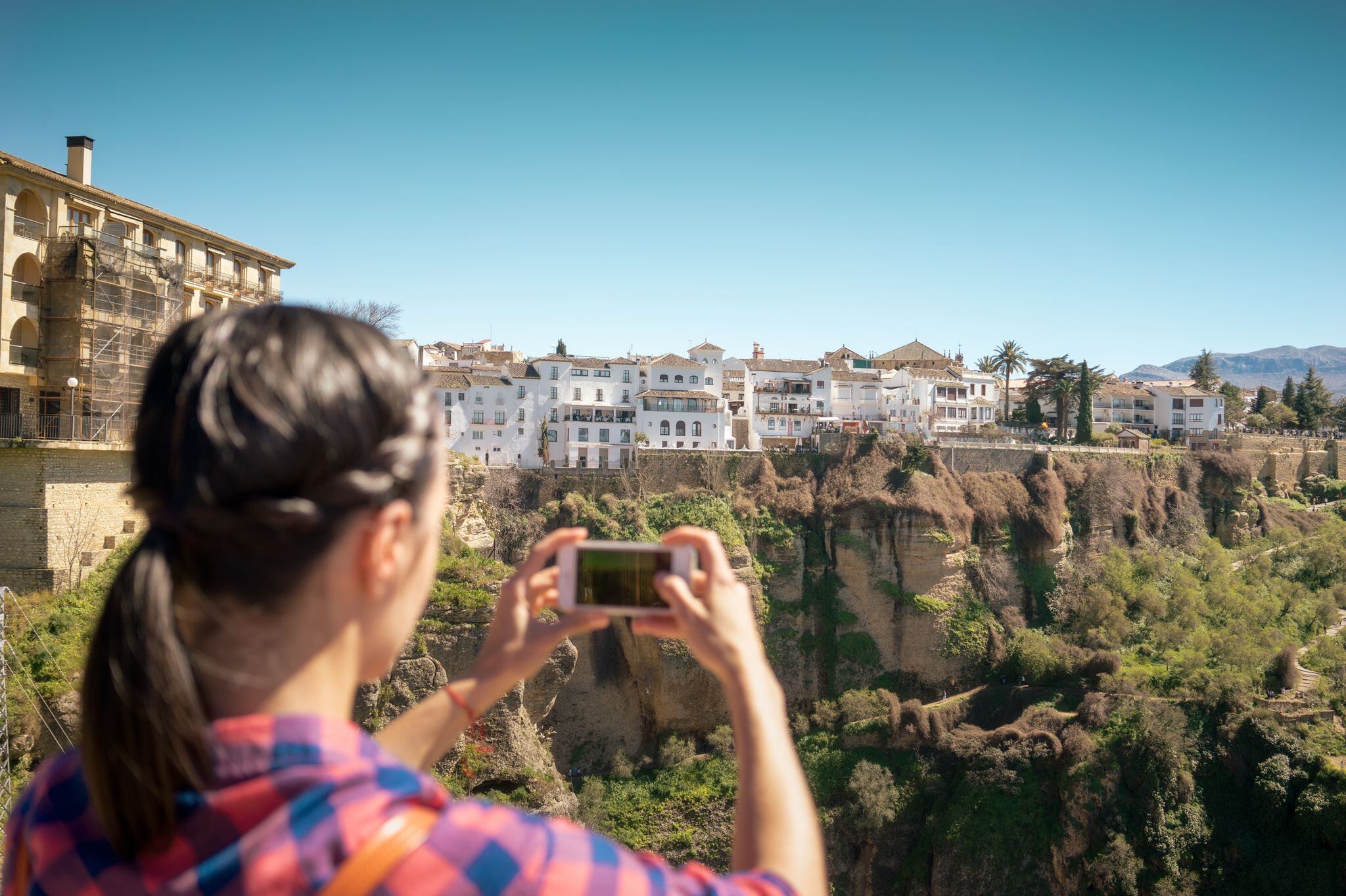 Una visitante realiza una fotografía en el Puente Nuevo