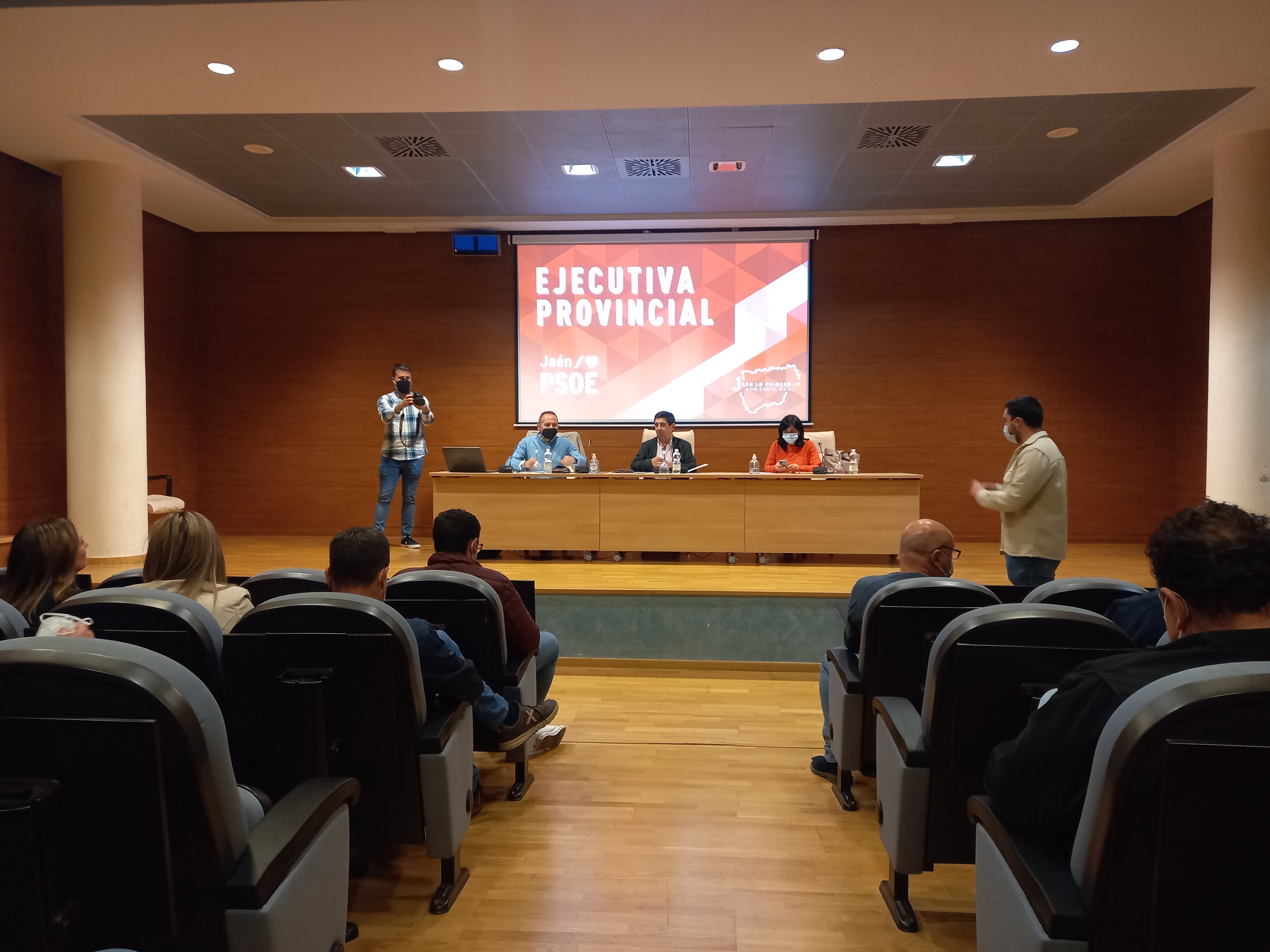 Imagen de la ejecutiva socialista de esta tarde, con Francisco Reyes, secretario general, en el centro.