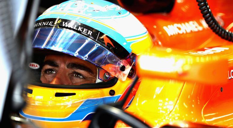 Fernando Alonso, en el box de McLaren-Honda durante los libres del Gran Premio de Bélgica