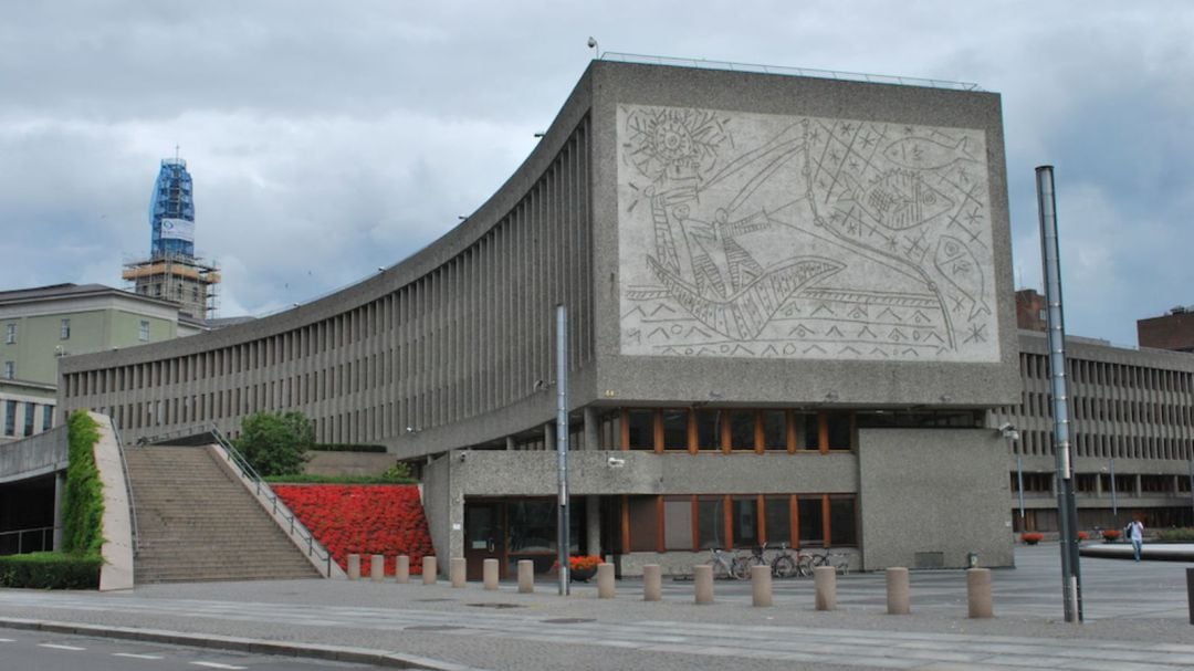 El complejo gubernamental que fue objeto de un atentado en 2011; las obras están consideradas como las primeras de carácter monumental ideadas por el artista español. 
 