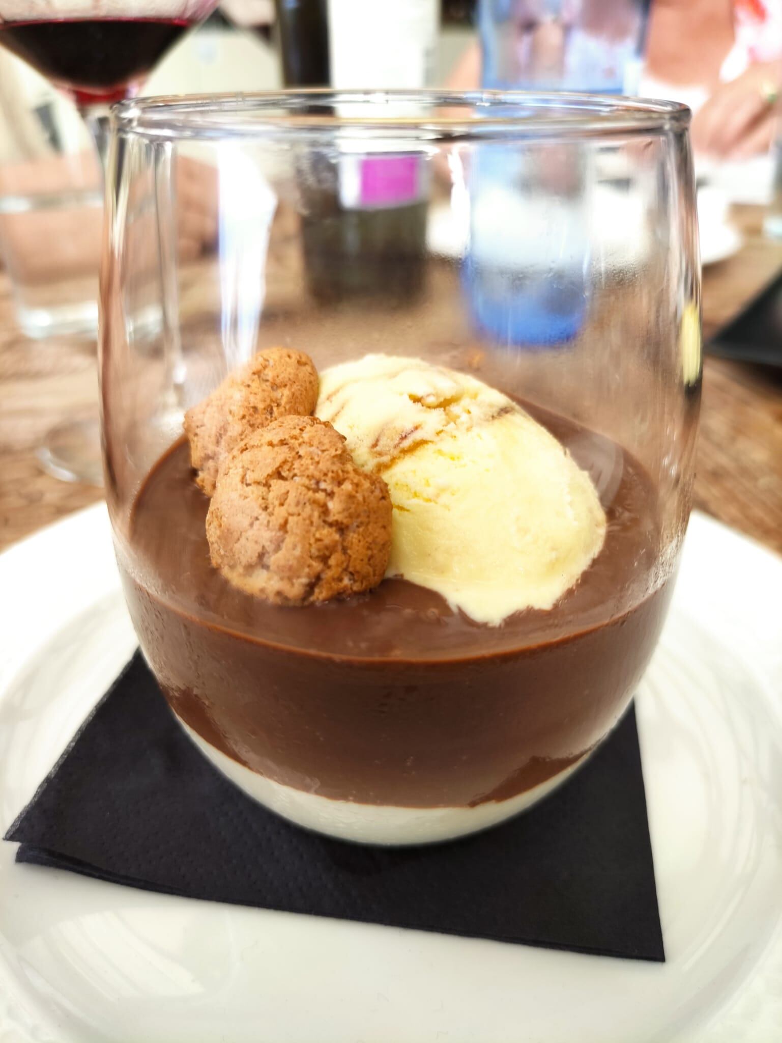 Mascarpone y amaretto con texturas de chocolate y café