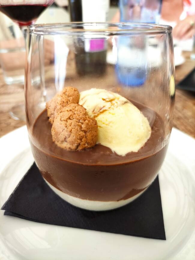 Mascarpone y amaretto con texturas de chocolate y café