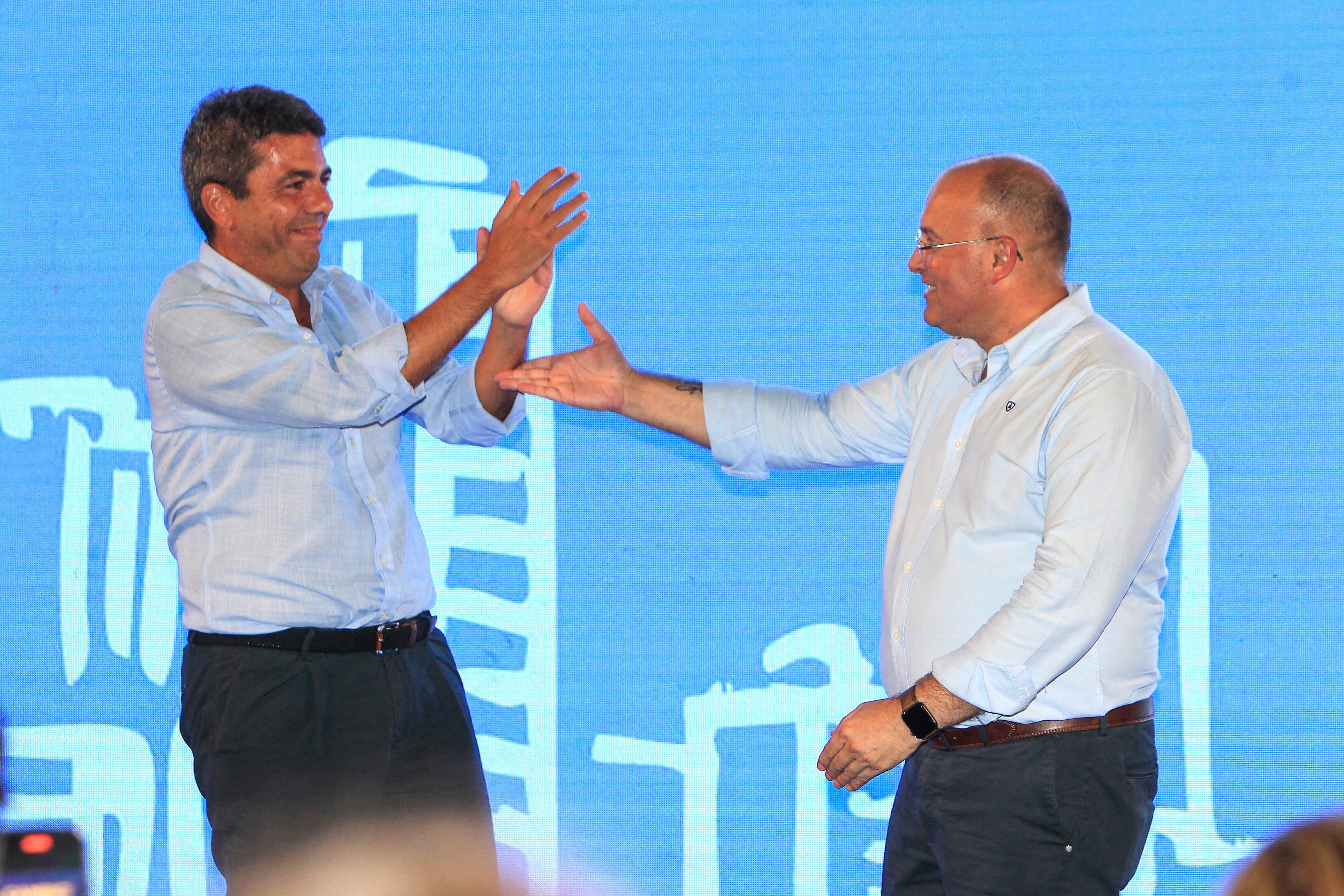 El presidente de la Generalitat, Carlos Mazón, y el secretario general del PP, Miguel Tellado (d), durante la inauguración del curso político del PPCV celebrada este viernes en la localidad alicantina de Benidorm.
