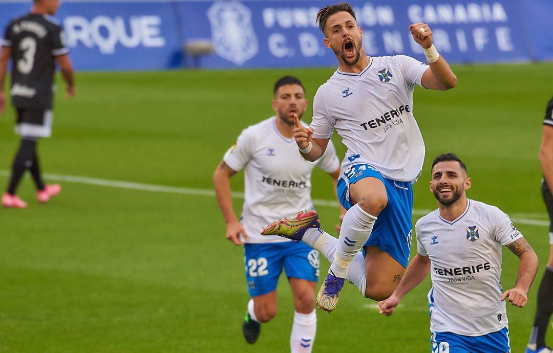 Fran Sol celebra el primer tanto de los blanquiazules ante el Cartagena