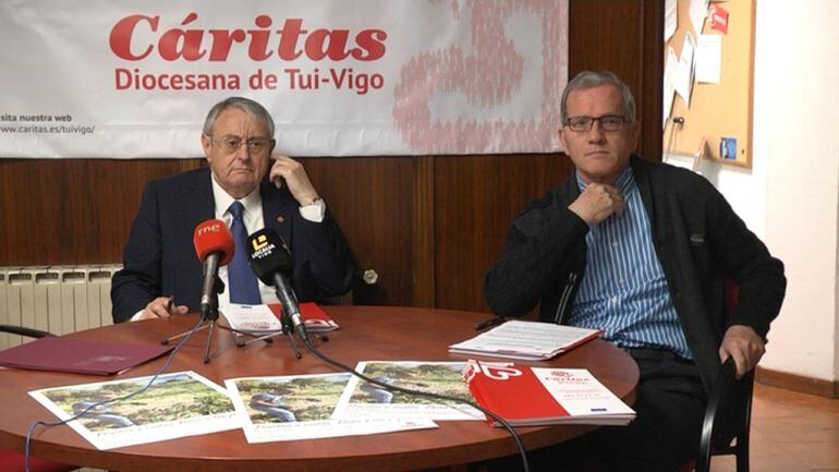 El director de Cáritas diocesana Tui-Vigo, Ángel Dorrego (izq), en un momento de la rueda de prensa  