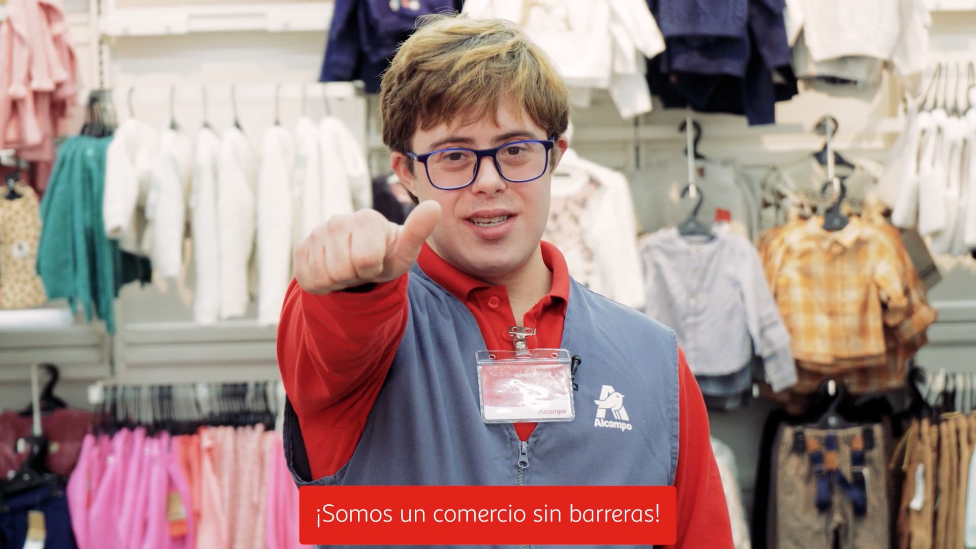 Un joven con discapacidad trabajando en Alcampo, reflejo del compromiso de la empresa con la inclusión