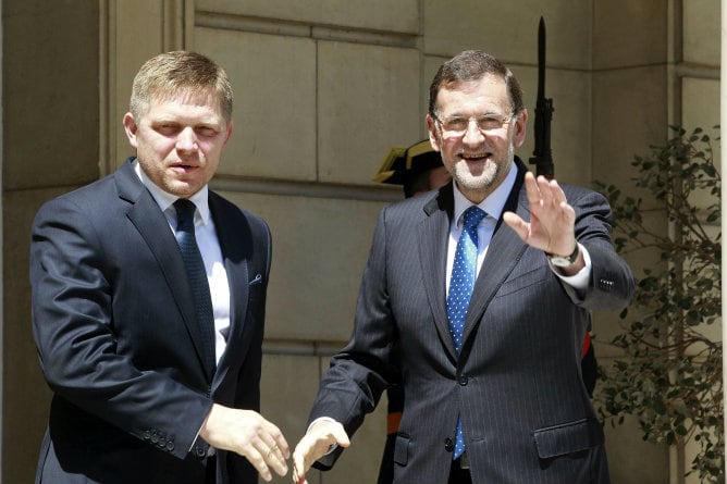 El presidente del Gobierno, Mariano Rajoy, saluda al primer ministro de la República Eslovaca, Robert Fico, durante la reunión mantenida este mediodía en el Palacio de la Moncloa