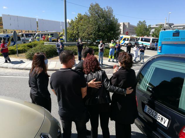 La familia de José María Esteban durante el homenaje que han realizado sus compañeros del transporte sanitario de Segovia
